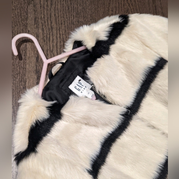 Girl's Gap Faux Fur Coat - Picture 2 of 4